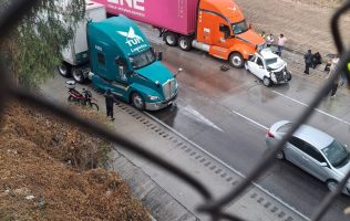 Choca camión y deja severos daños a auto en la Méx-Qro en Coyotepec