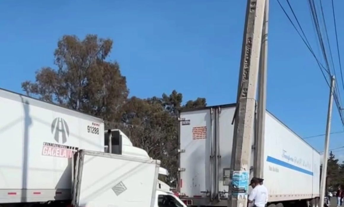 Choca camioneta con dos tráileres en bulevar Aeropuerto de Toluca