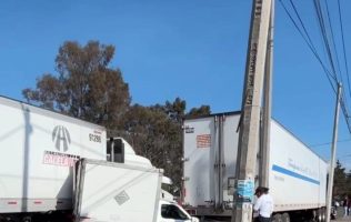 Choca camioneta con dos tráileres en bulevar Aeropuerto de Toluca