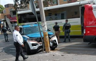 Choca patrulla de la policía de Metepec contra poste durante persecución