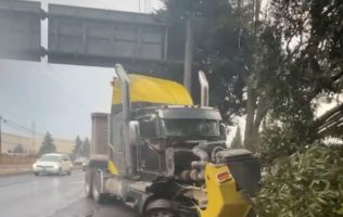 Choca tráiler con carga y causa tráfico en zona del aeropuerto de Toluca