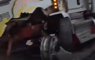 Choque entre tráiler y auto colapsa tránsito en la Toluca-Naucalpan