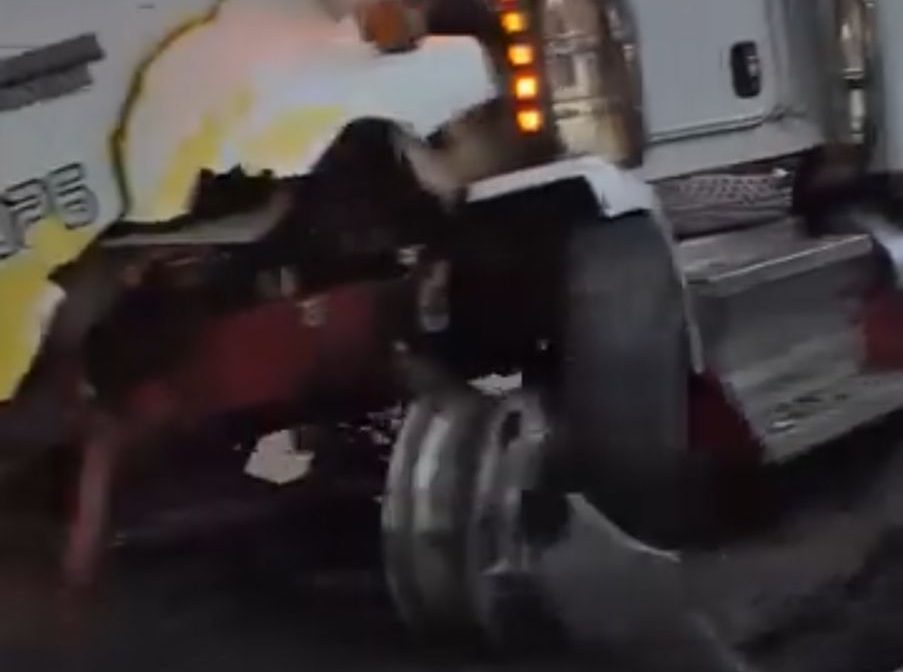 Choque entre tráiler y auto colapsa tránsito en la Toluca-Naucalpan ...