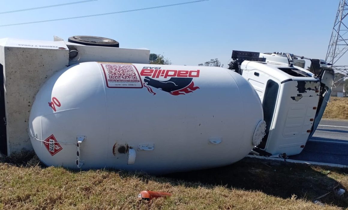 Cierra choque de pipa con gas la autopista Toluca–Atlacomulco
