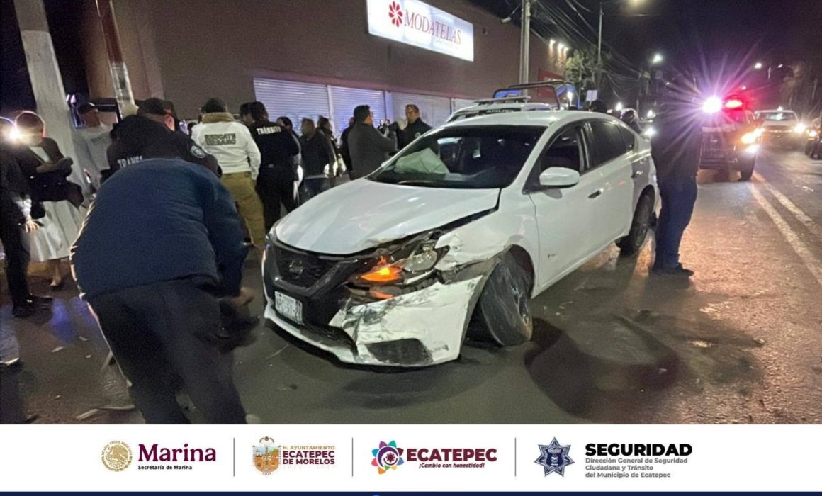 Cierran avenida Insurgentes en Ecatepec por choque múltiple de autos