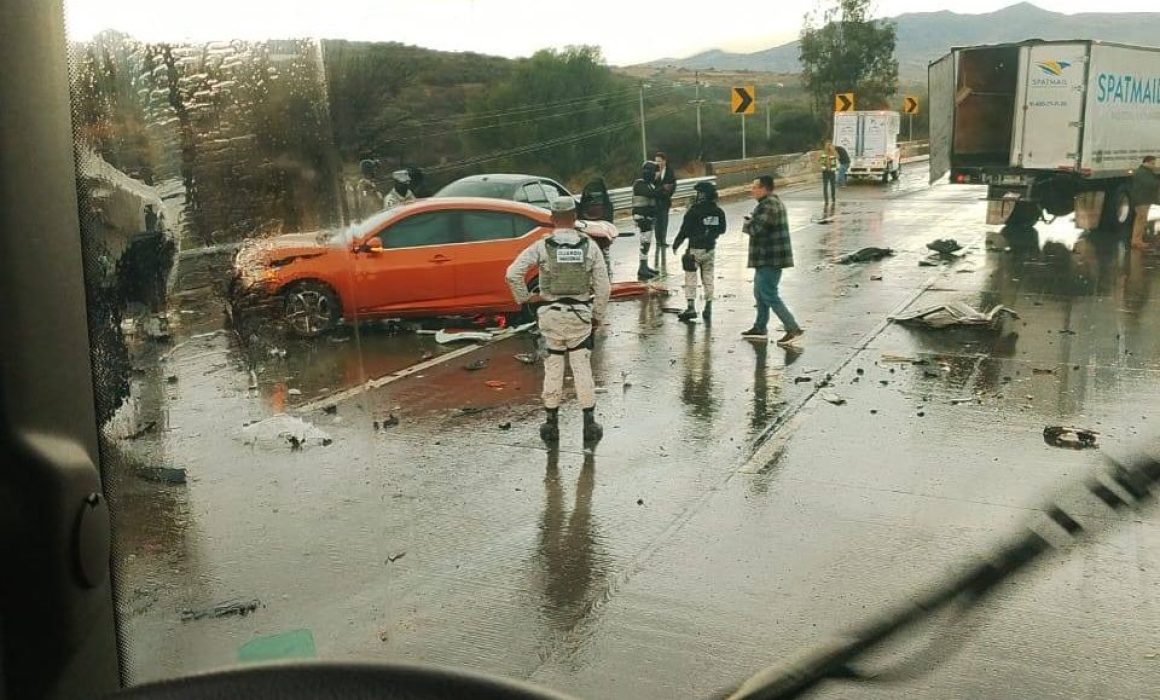 Cierran la México-Qro en Coyotepec por accidente de tractocamión y autos