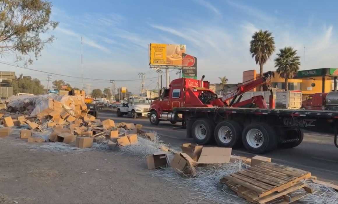 Cierran la Texcoco-Lechería por volcadura de camión con ganchos de ropa