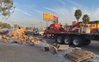 Cierran la Texcoco-Lechería por volcadura de camión con ganchos de ropa