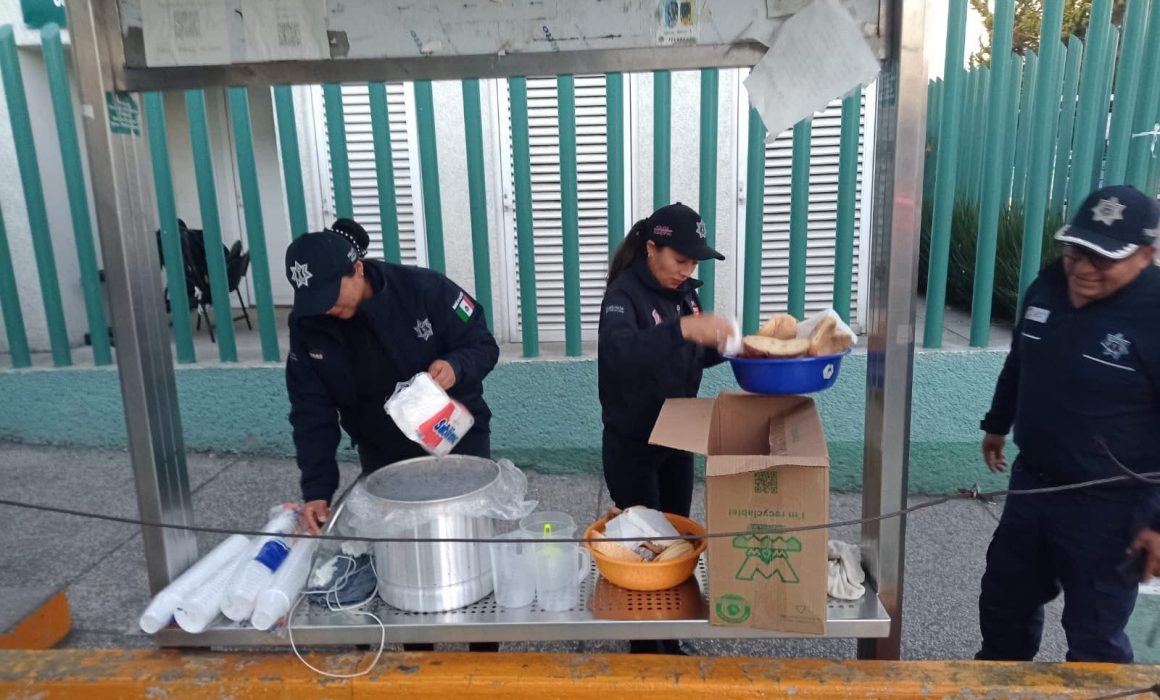 Comparten policías de Toluca café y pan con personas afuera de hospital