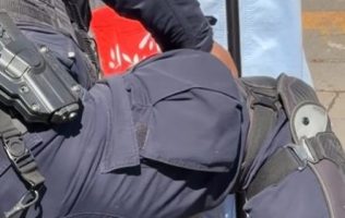 Conmueve ayuda de policía de Ecatepec que amarró agujetas de abuelita