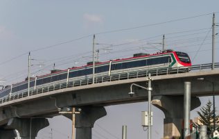 Consolida movilidad con Tren Insurgente que beneficia a 5 millones