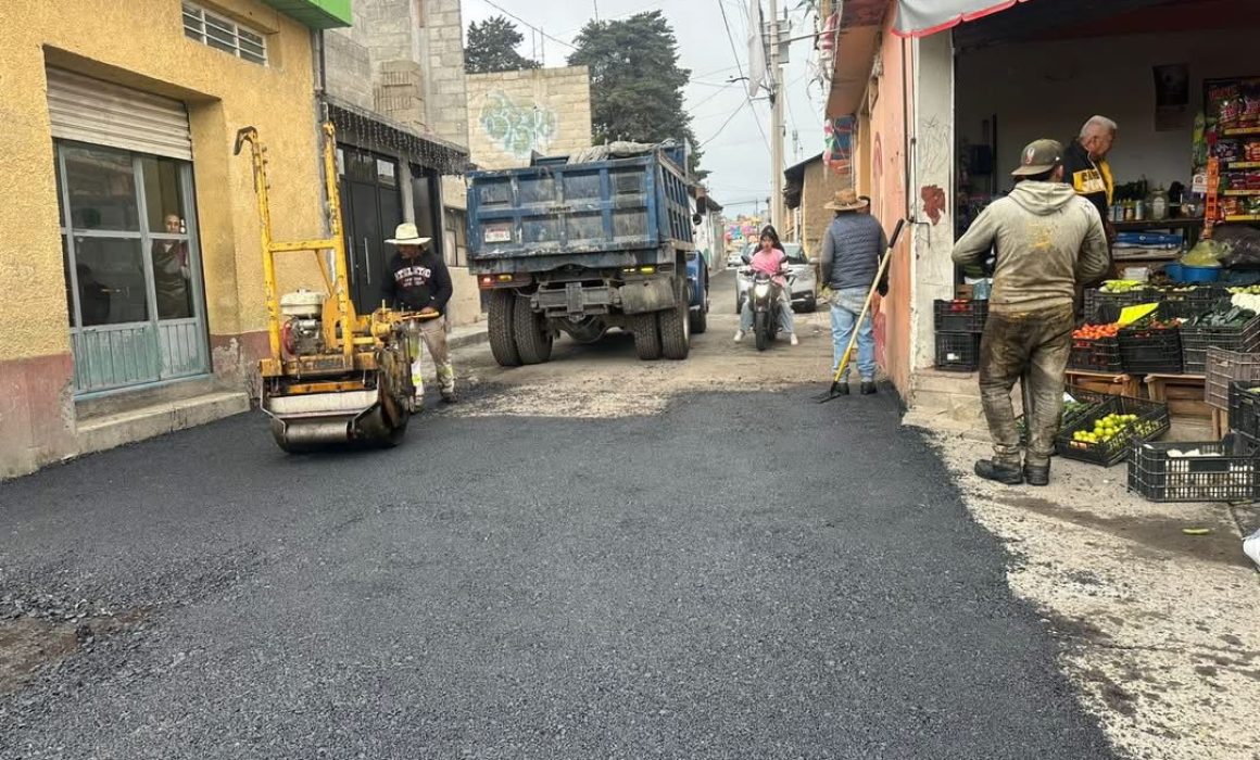 Consolidan vialidades seguras en Zinacantepec con Bacheo Permanente