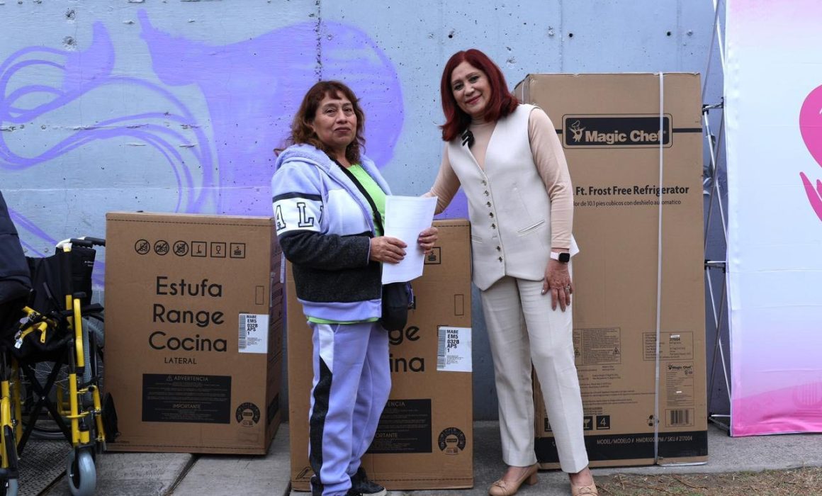 Cumple Rosi Wong y apoya a familias vulnerables tras lluvias en Tecámac