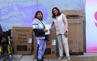 Cumple Rosi Wong y apoya a familias vulnerables tras lluvias en Tecámac