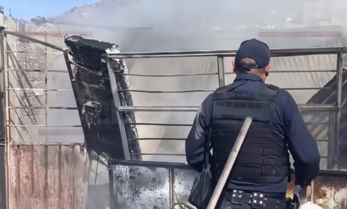 Deja incendio en Chimalhuacán dos policías heridos y animales muertos
