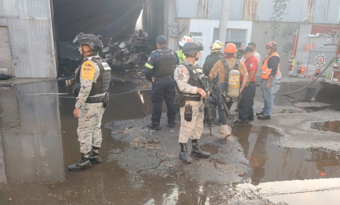 Desalojan a 300 personas tras incendio industrial en Ecatepec