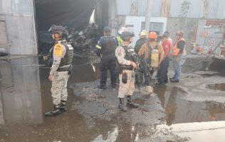 Desalojan a 300 personas tras incendio industrial en Ecatepec