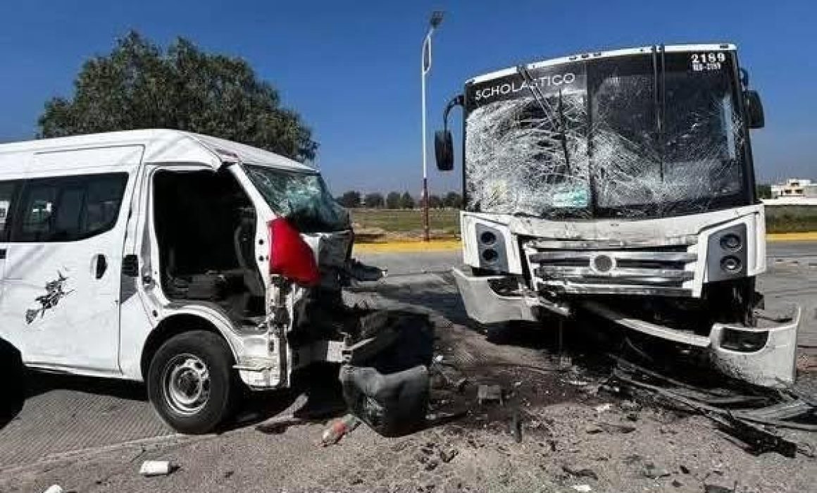 Destrozan combi en Zumpango y deja lesionados tras choque con camión