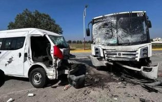 Destrozan combi en Zumpango y deja lesionados tras choque con camión