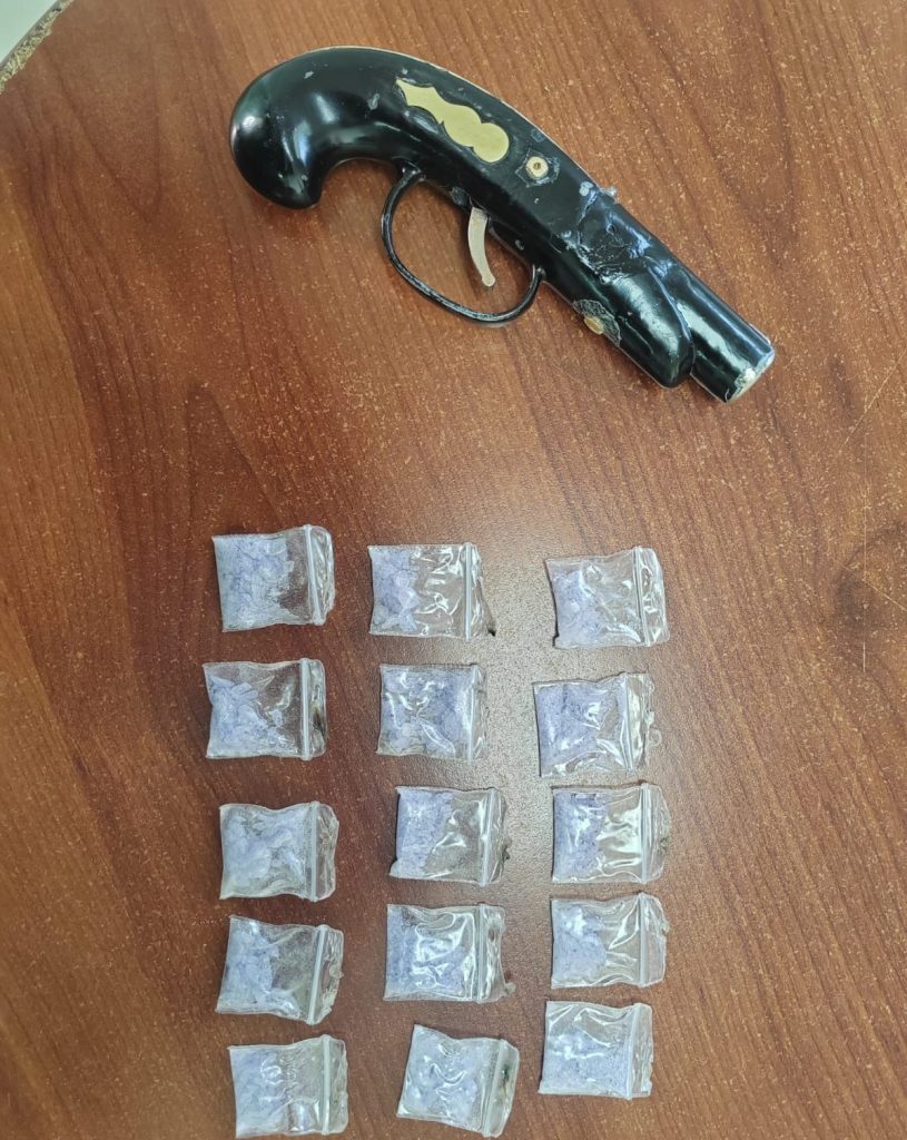 Detienen en Valle de Chalco a dos hombres con droga y réplica de arma ...