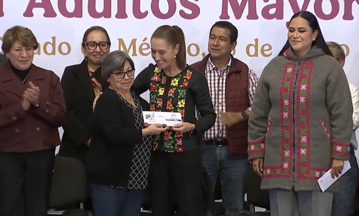 Entrega Claudia Sheinbaum y Delfina Gómez apoyos para el Bienestar