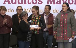 Entrega Claudia Sheinbaum y Delfina Gómez apoyos para el Bienestar