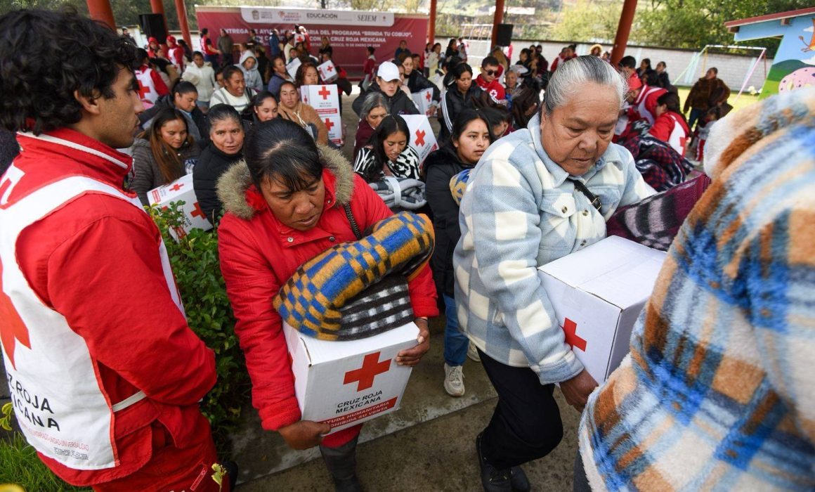 Entrega Cruz Roja apoyos en comunidades cercanas al Nevado de Toluca