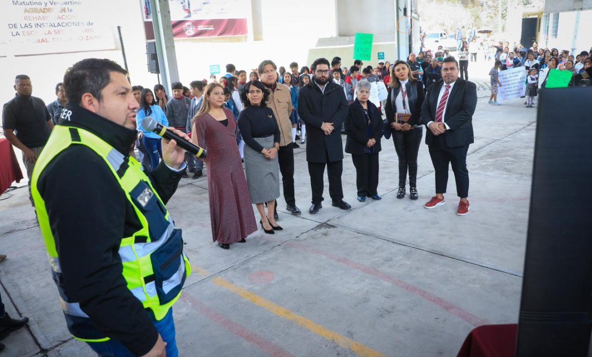 Entrega Isaac Montoya rehabilitación de Secundaria en Naucalpan
