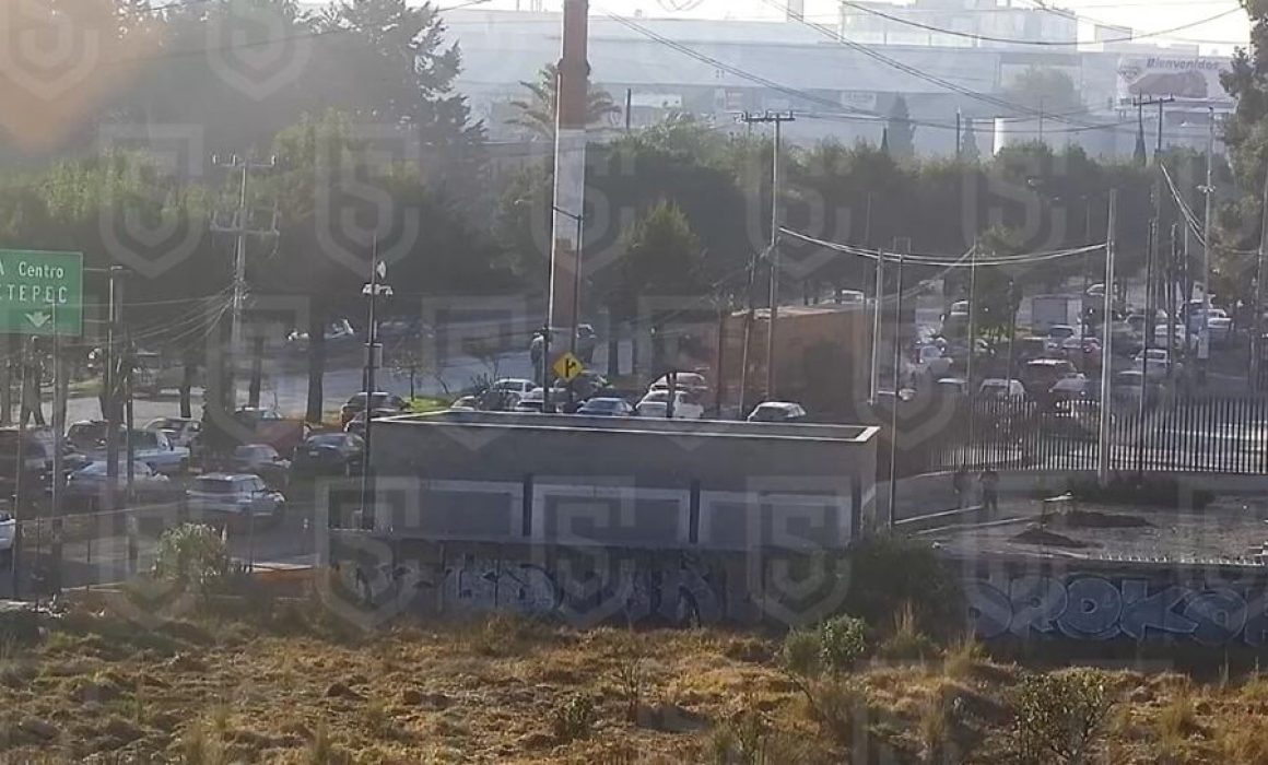 Evita tráfico pesado tras incidente vial en Miguel Alemán en Edomex