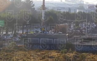 Evita tráfico pesado tras incidente vial en Miguel Alemán en Edomex