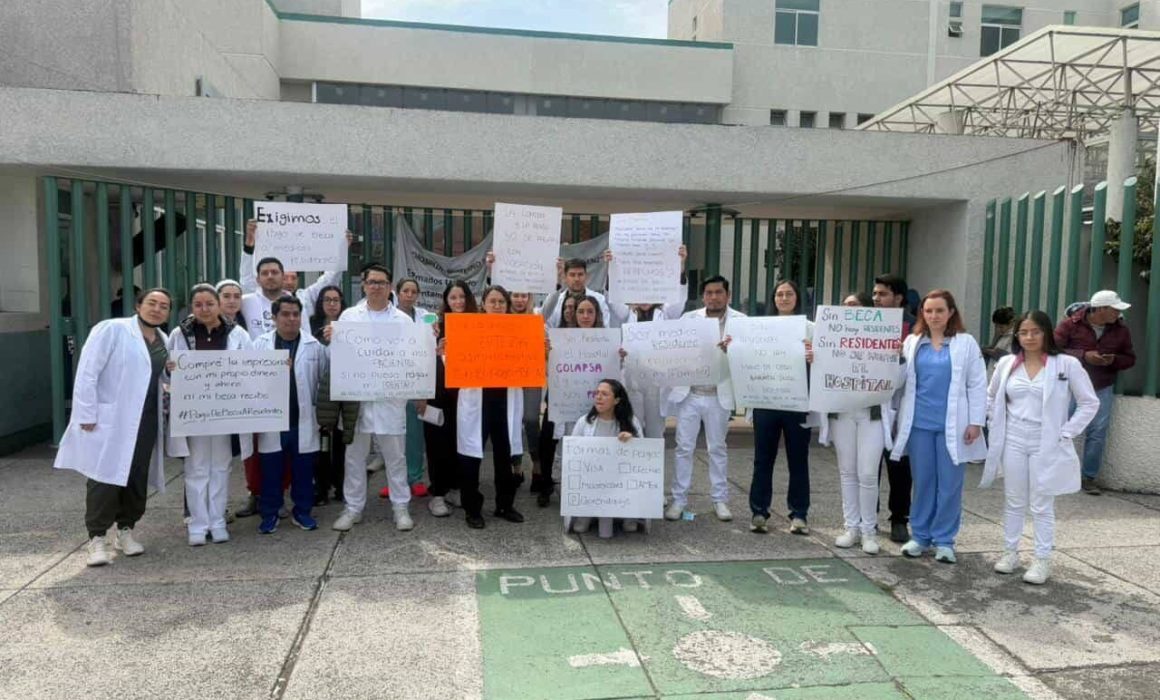 Exigen pago residentes del Hospital Mónica Pretelini en Toluca