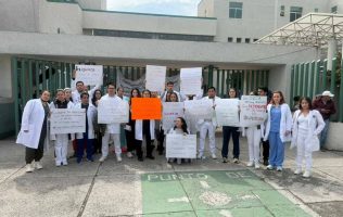Exigen pago residentes del Hospital Mónica Pretelini en Toluca