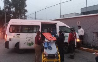 Fallece pasajero herido en choque de combi contra barda en Tlalnepantla