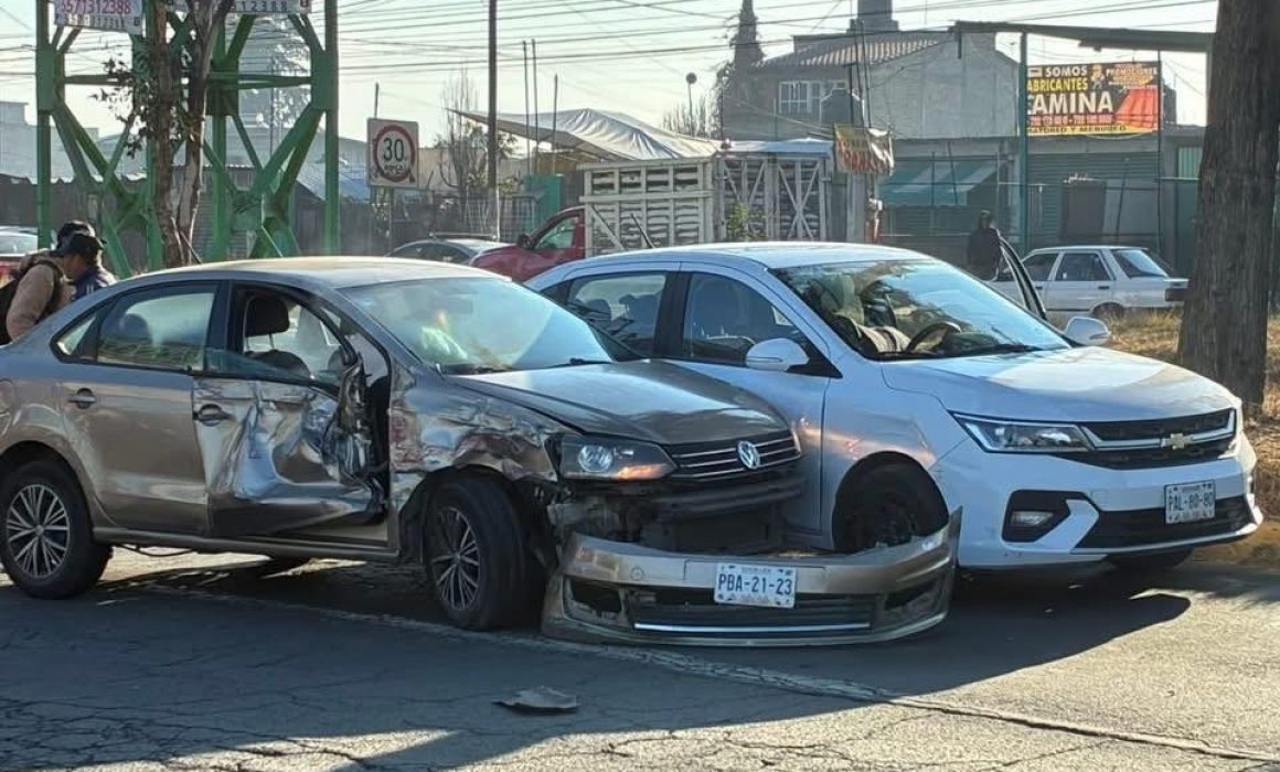 Impacta camión de pasajeros a auto y lo deja sin puerta, en Toluca