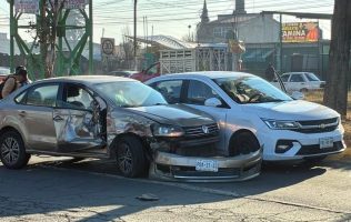 Impacta camión de pasajeros a auto y lo deja sin puerta, en Toluca