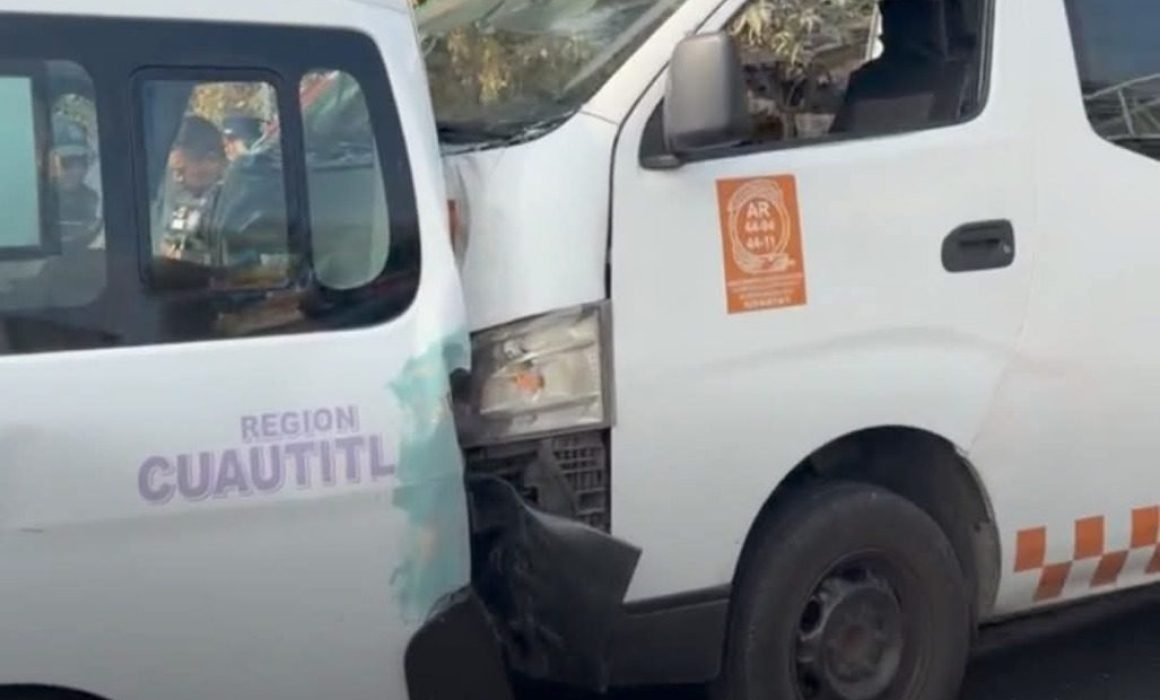 Impacta tractocamión sin frenos a 3 combis en Ecatepec