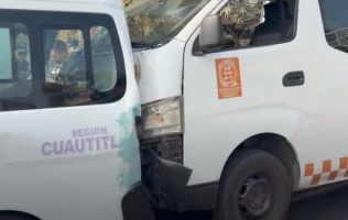 Impacta tractocamión sin frenos a 3 combis en Ecatepec