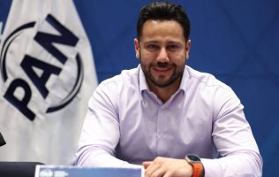 Impulsa Anuar Azar a universitarios para llevar sus ideas al Congreso