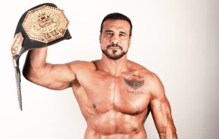 Inicia Alberto El Patrón año luchístico en Tlalnepantla