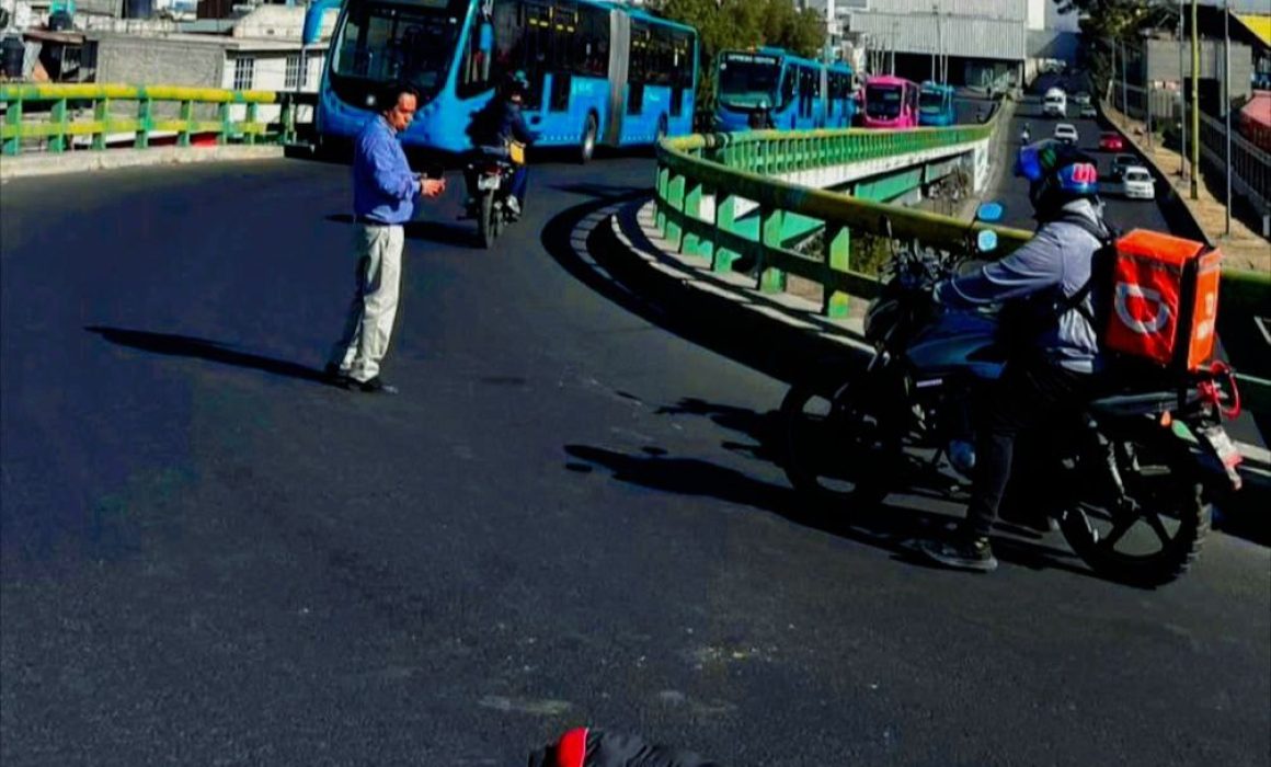 Invade motociclista carril del Mexibús en Ecatepec y es arrollado