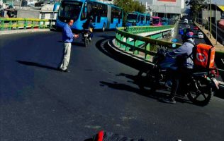 Invade motociclista carril del Mexibús en Ecatepec y es arrollado