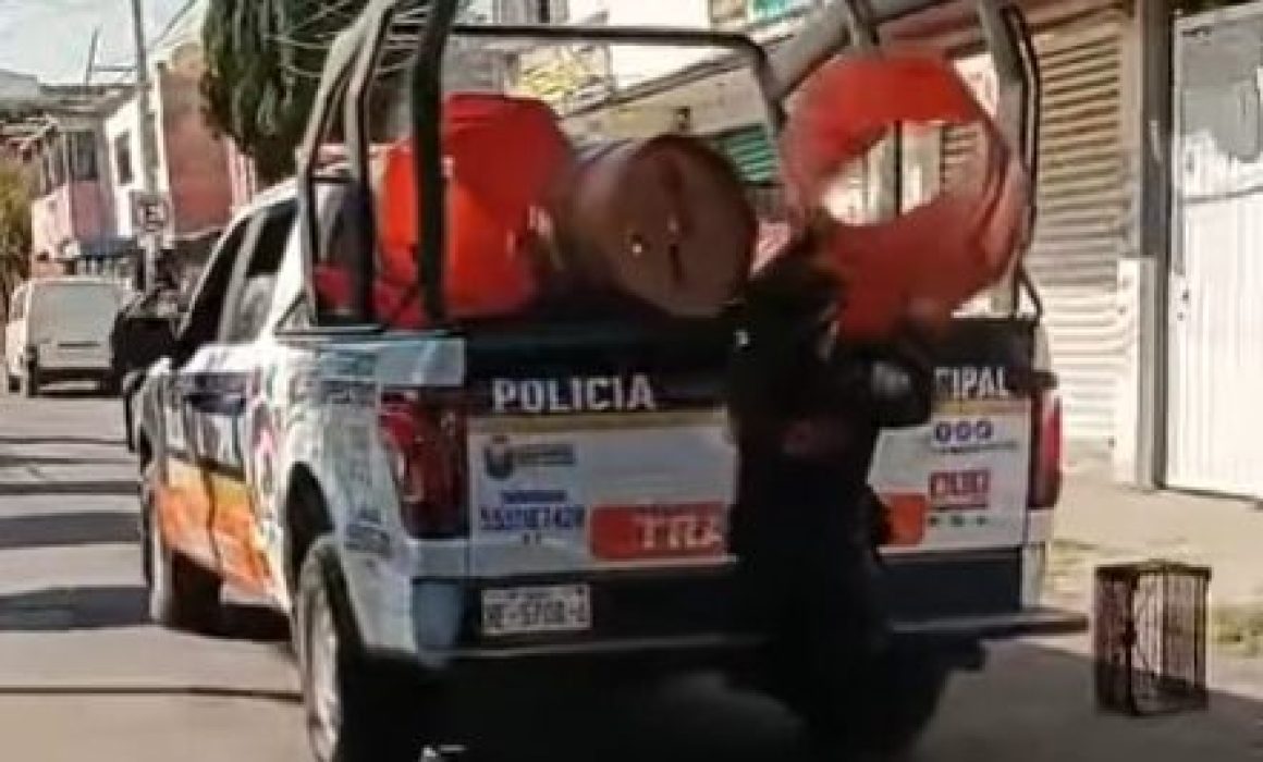 Limpian vialidades de Ecatepec y retiran obstáculos al tránsito seguro