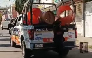 Limpian vialidades de Ecatepec y retiran obstáculos al tránsito seguro