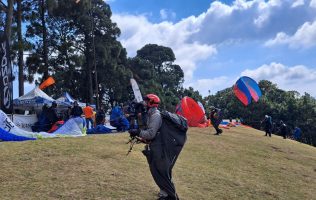 Llaman autoridades a denunciar emergencias durante Abierto de Parapente