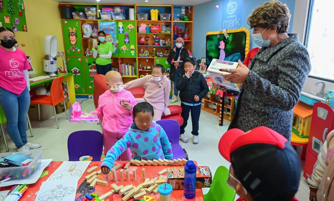 Lleva Delfina Gómez sonrisas y esperanza al Hospital para el Niño
