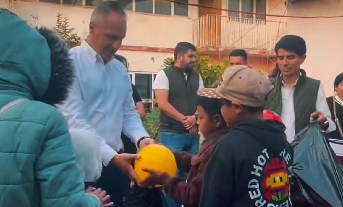 Lleva Jesús Cuanalo felicidad a niños de Texcoco, Atenco y Chiconcuac