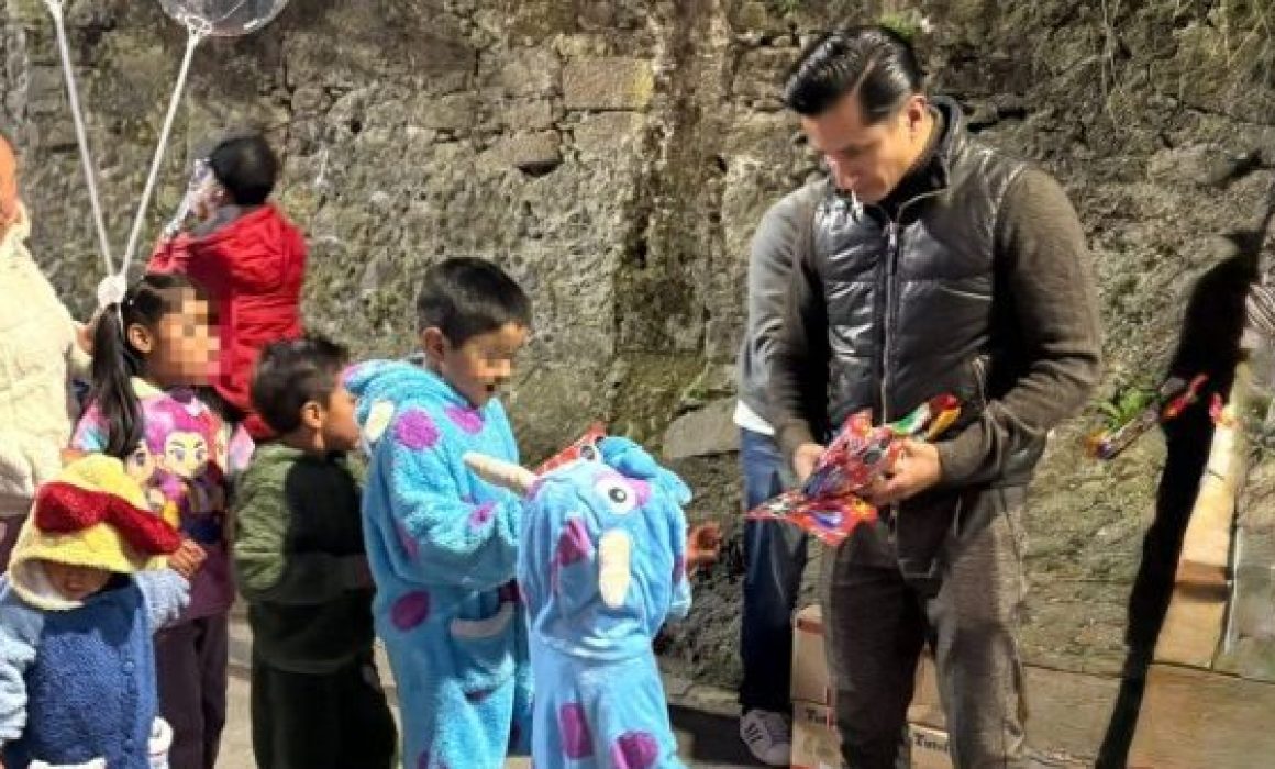 Lleva Raziel Chavarría alegría a niños de Jilotzingo en Día de  Reyes