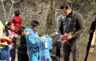 Lleva Raziel Chavarría alegría a niños de Jilotzingo en Día de  Reyes