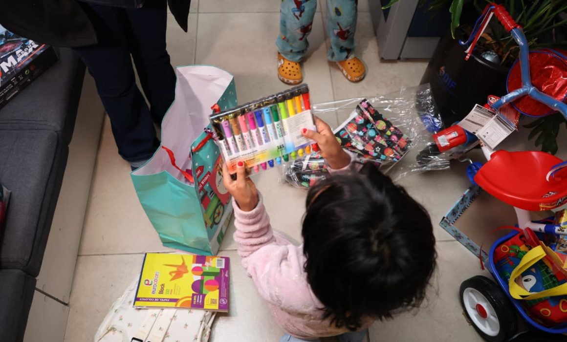 Reparten Reyes Magos regalos en albergue Renacer en Huixquilucan