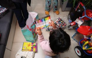 Reparten Reyes Magos regalos en albergue Renacer en Huixquilucan